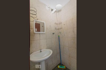 Banheiro de casa de condomínio para alugar com 1 quarto, 37m² em Parque Independência, São Paulo