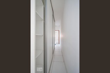 Casa à venda com 160m², 3 quartos e 2 vagasArmário no Corredor dos Quartos