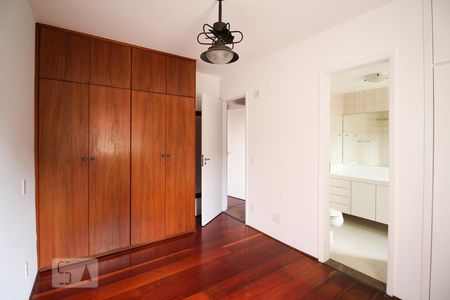 Suíte  de apartamento à venda com 2 quartos, 78m² em Vila Nova Conceição, São Paulo