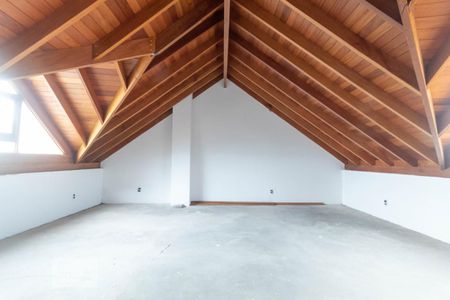 Casa de condomínio à venda com 233m², 3 quartos e 3 vagasSótão