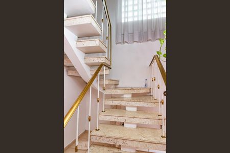 Casa à venda com 365m², 3 quartos e 3 vagasEscada