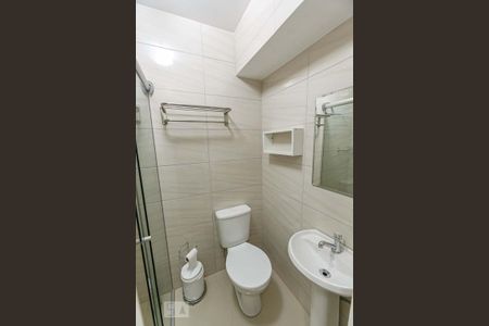 Banheiro de kitnet/studio para alugar com 1 quarto, 20m² em Centro Histórico, Porto Alegre