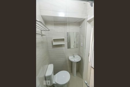 Banheiro de kitnet/studio para alugar com 1 quarto, 20m² em Centro Histórico, Porto Alegre