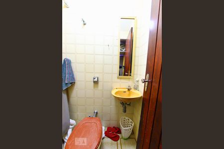 Casa à venda com 300m², 5 quartos e 6 vagasBanheiro de Serviço 2