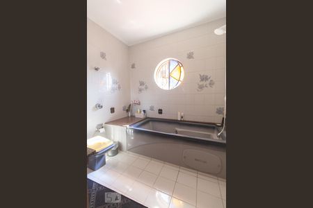 Casa à venda com 350m², 3 quartos e 4 vagasBanheiro do quarto 1