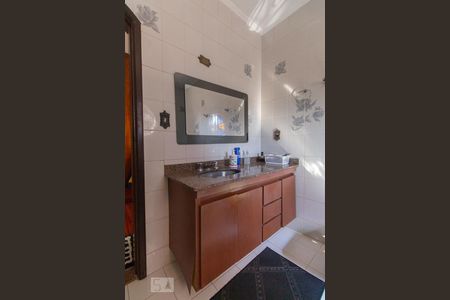 Casa à venda com 350m², 3 quartos e 4 vagasBanheiro do quarto 1