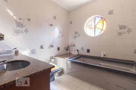 Casa à venda com 350m², 3 quartos e 4 vagasBanheiro do quarto 1