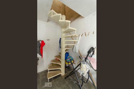 Casa à venda com 150m², 3 quartos e 2 vagas Casa à venda com 150m², 3 quartos e 2 vagasEscada Terraço