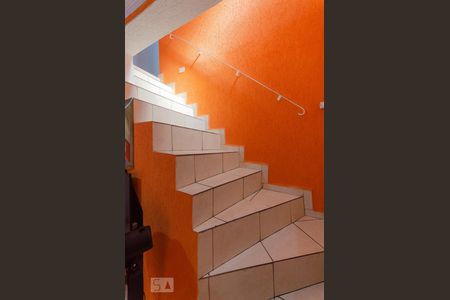 Casa à venda com 150m², 3 quartos e 2 vagas Casa à venda com 150m², 3 quartos e 2 vagasEscada