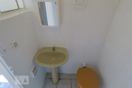 Banheiro de casa para alugar com 1 quarto, 26m² em Jardim Maria Estela, São Paulo