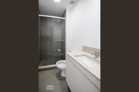 Banheiro da Suíte 1 de apartamento para alugar com 2 quartos, 64m² em São João, Porto Alegre