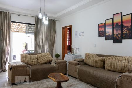 Casa de condomínio para alugar com 200m², 3 quartos e 5 vagasSala