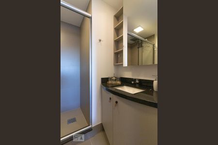 Banheiro de kitnet/studio para alugar com 1 quarto, 40m² em Bela Vista, Porto Alegre