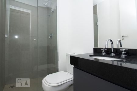 Banheiro de kitnet/studio para alugar com 1 quarto, 40m² em Parque Industrial Tomas Edson, São Paulo