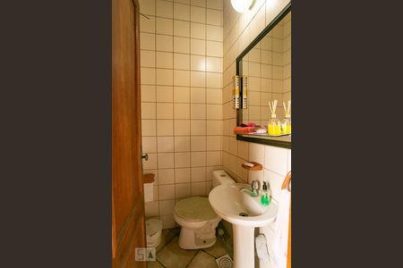 Casa à venda com 420m², 4 quartos e 3 vagasBanheiro de Serviço