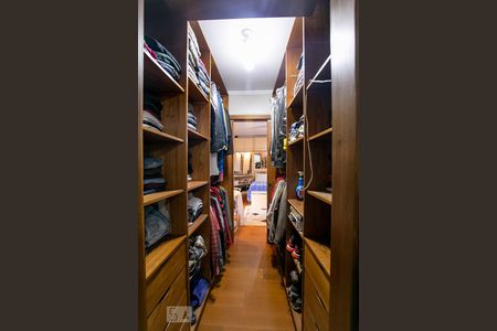 Casa à venda com 420m², 4 quartos e 3 vagasCloset