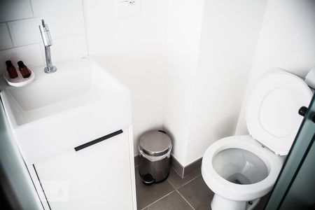 Banheiro de kitnet/studio para alugar com 1 quarto, 10m² em Vila Buarque, São Paulo