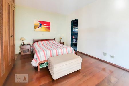 Casa à venda com 313m², 4 quartos e 6 vagasSuíte 2