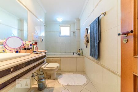 Apartamento à venda com 180m², 4 quartos e 4 vagas Apartamento à venda com 180m², 4 quartos e 4 vagasBanheiro da Suíte 3