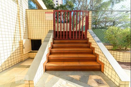 Apartamento à venda com 180m², 4 quartos e 4 vagas Apartamento à venda com 180m², 4 quartos e 4 vagasÁrea comum - Piscina