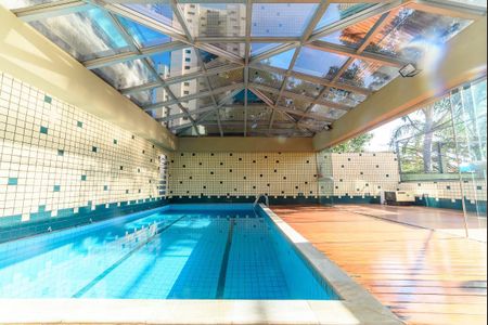 Apartamento à venda com 180m², 4 quartos e 4 vagas Apartamento à venda com 180m², 4 quartos e 4 vagasÁrea comum - Piscina