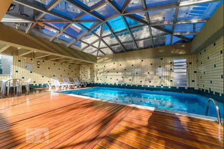 Apartamento à venda com 180m², 4 quartos e 4 vagas Apartamento à venda com 180m², 4 quartos e 4 vagasÁrea comum - Piscina