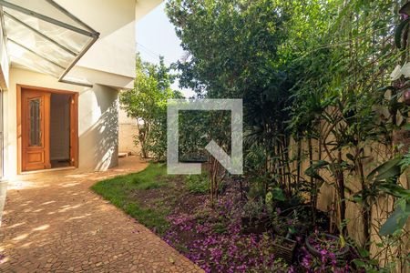 Casa para alugar com 150m², 3 quartos e 2 vagas Casa para alugar com 150m², 3 quartos e 2 vagasQuintal - jardim