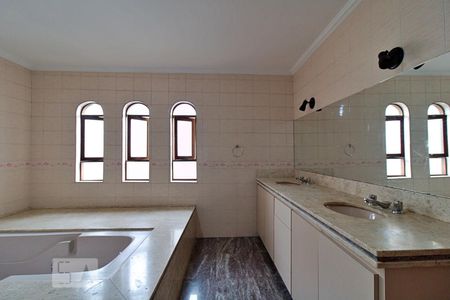 Casa à venda com 484m², 4 quartos e 4 vagasBanheiro da Suíte 4