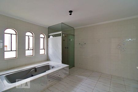 Casa à venda com 484m², 4 quartos e 4 vagasBanheiro da Suíte 1