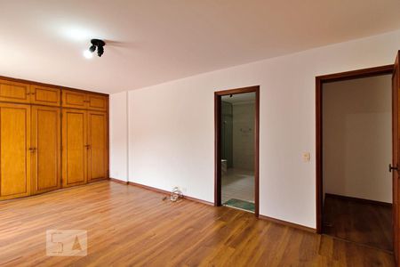 Casa à venda com 484m², 4 quartos e 4 vagasSuíte 1