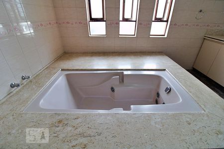 Casa à venda com 484m², 4 quartos e 4 vagasBanheiro da Suíte 4