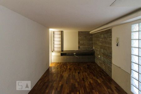 Casa à venda com 246m², 2 quartos e 2 vagas Casa à venda com 246m², 2 quartos e 2 vagasSala de TV