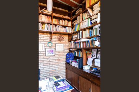 Casa à venda com 375m², 4 quartos e 4 vagasEscritório