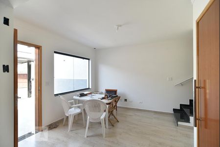 Casa à venda com 70m², 2 quartos e 2 vagasSala