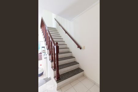 Escadas de casa à venda com 3 quartos, 146m² em Jardim Santa Mena, Guarulhos
