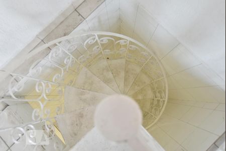 Casa para alugar com 417m², 6 quartos e 3 vagasEdícula - escada caracol - piso superior