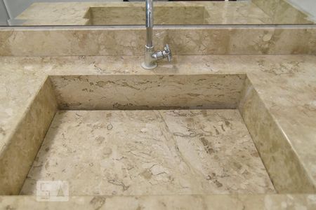 Casa para alugar com 417m², 6 quartos e 3 vagasBanheiro 1 - pia - piso inferior - parte posterior