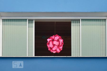 Casa para alugar com 417m², 6 quartos e 3 vagasJanela da cozinha vista do corredor lateral do quintal