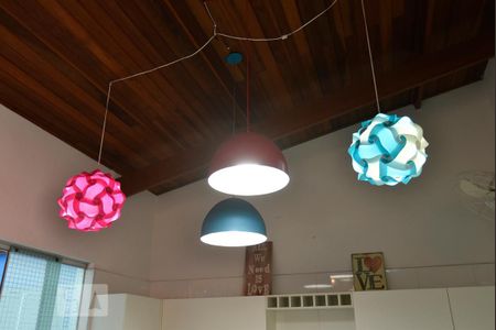 Casa para alugar com 417m², 6 quartos e 3 vagasCozinha - lustres exóticos - piso superior - parte posterior