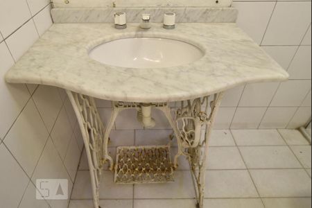 Casa para alugar com 417m², 6 quartos e 3 vagasEdícula - banheiro - pia -  piso inferior