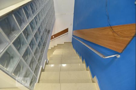 Casa para alugar com 417m², 6 quartos e 3 vagasEscada entre sala e salão - parte frontal