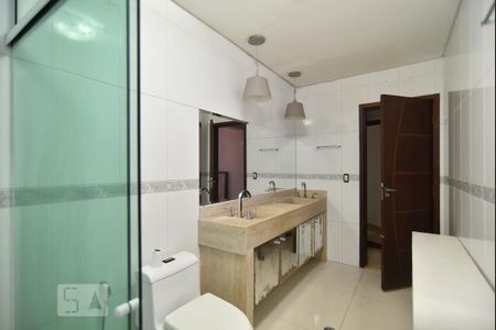 Casa para alugar com 417m², 6 quartos e 3 vagasBanheiro 2 - piso inferior - parte posterior