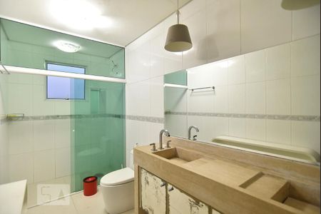 Casa para alugar com 417m², 6 quartos e 3 vagasBanheiro 2 - piso inferior - parte posterior