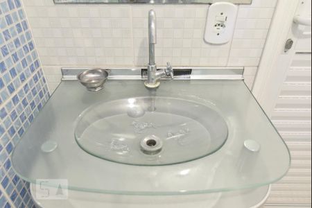 Casa para alugar com 417m², 6 quartos e 3 vagasBanheiro 4 - gabinete e pia - piso superior - parte posterior