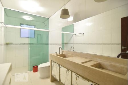 Casa para alugar com 417m², 6 quartos e 3 vagasBanheiro 2 - piso inferior - parte posterior