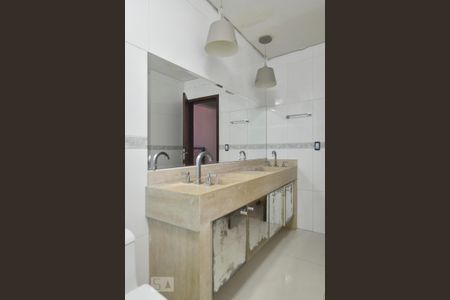 Casa para alugar com 417m², 6 quartos e 3 vagasBanheiro 2 - piso inferior - parte posterior