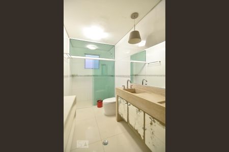 Casa para alugar com 417m², 6 quartos e 3 vagasBanheiro 2 - piso inferior - parte posterior