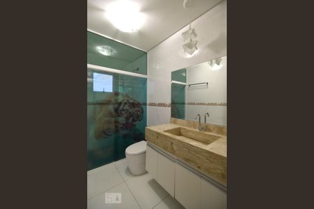 Casa para alugar com 417m², 6 quartos e 3 vagasBanheiro 1 - piso inferior - parte posterior