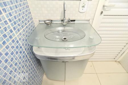 Casa para alugar com 417m², 6 quartos e 3 vagasBanheiro 4 - gabinete e pia - piso superior - parte posterior