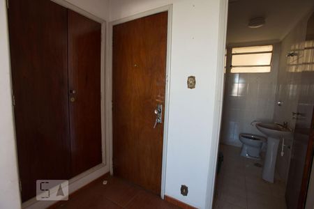 Armário, porta de entrada e lavabo de apartamento para alugar com 2 quartos, 92m² em Centro, Ribeirão Preto